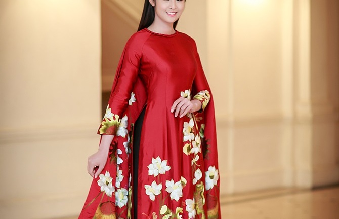 Ngọc Hân duyên dáng trong tà áo dài cách điệu 